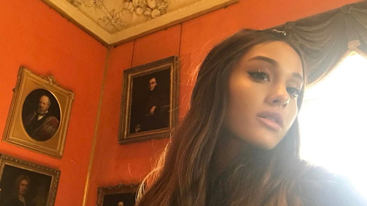 ariaandpete's tweet photo. #BestFanArmy #Arianators #iHeartAwards @ArianaGrande https://t.co/VO6GI8yVqs