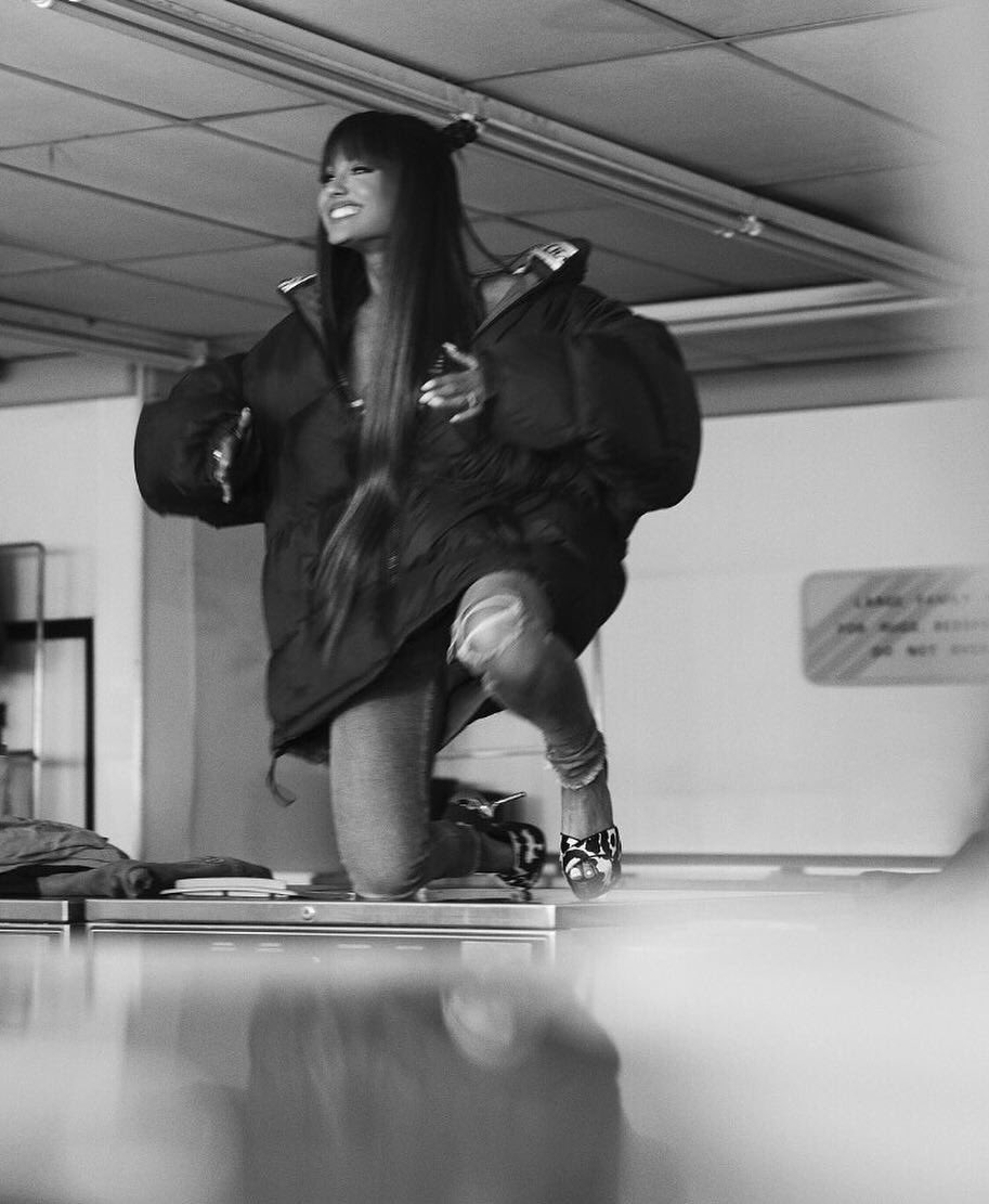 ariaandpete's tweet photo. #BestFanArmy #Arianators #iHeartAwards @ArianaGrande https://t.co/OdXKv8w7qq