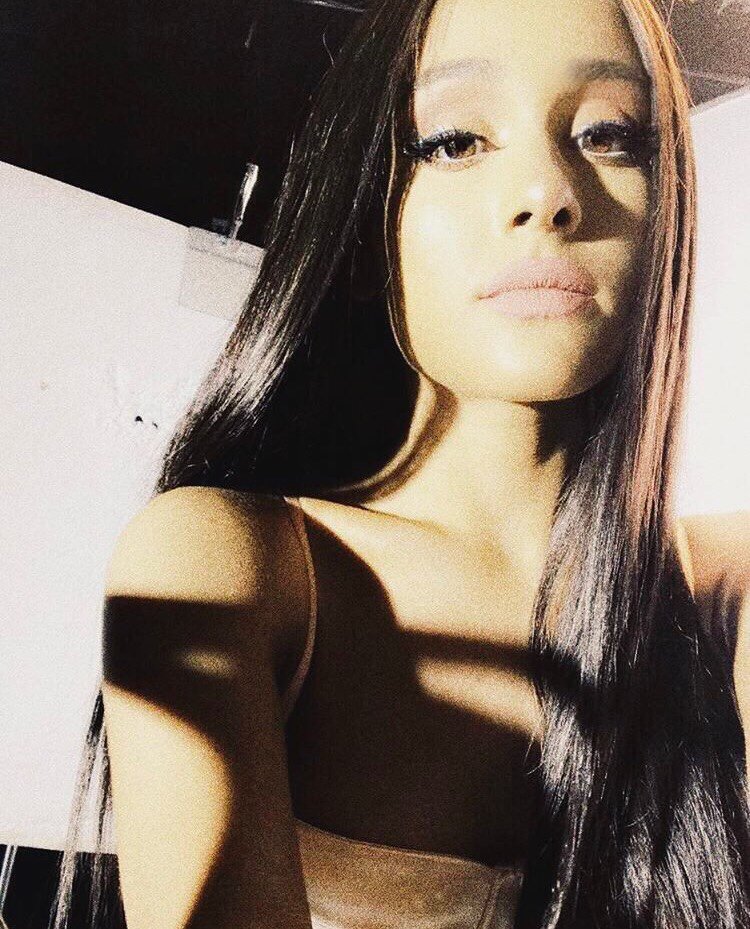 ariaandpete's tweet photo. #BestFanArmy #Arianators #iHeartAwards @ArianaGrande https://t.co/roU2sCPM3M