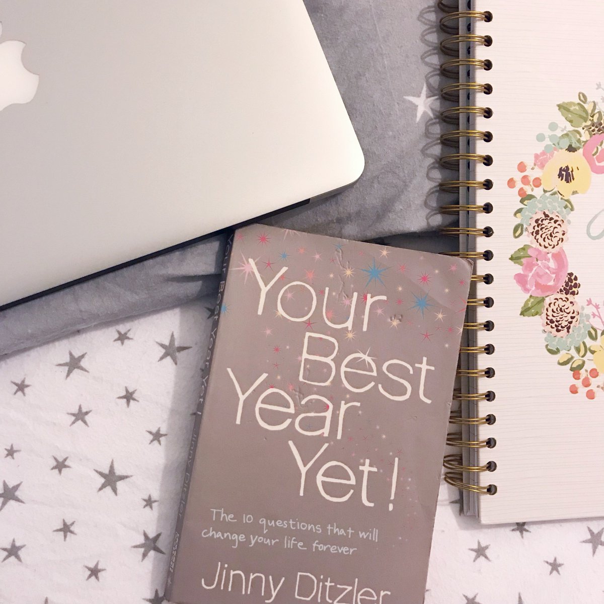 _Ciellou's tweet photo. If you made New Years Resolutions that you’re struggling to keep...
How about making some goals instead? 💡
And then putting a plan together to make sure you achieve them 💭
This book is on point for that 👌🏼 I can highly recommend it 👍🏼💎 https://t.co/ewzYTNmkR9