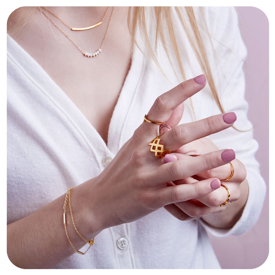 _Details
Y tú.. ¿qué joyas usas en tu día a día?
·
murona.com
#murona #details #jewelry #joyas #joyitas #plata #oro #anillos #pulseras #collares #pendientes