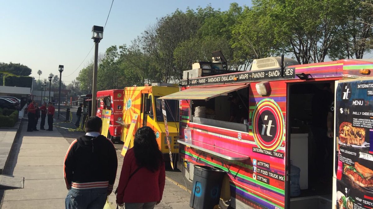 FoodtrucksDF's tweet photo. #FelizJueves a todos !! y HOY!! En nuestra Segunda #ZonaDeFoodTrucks OFICIAL☑️ Alterna en: @Mx_Diputados #EnSanLazaro los #FoodTrucks Presentes!! #Congresmun #Congresmun2018 para deleite de los asistentes, son vía: #FoodTrucksDF #CDMX #Mexico 👊🏻 https://t.co/zRTLoUR0RS