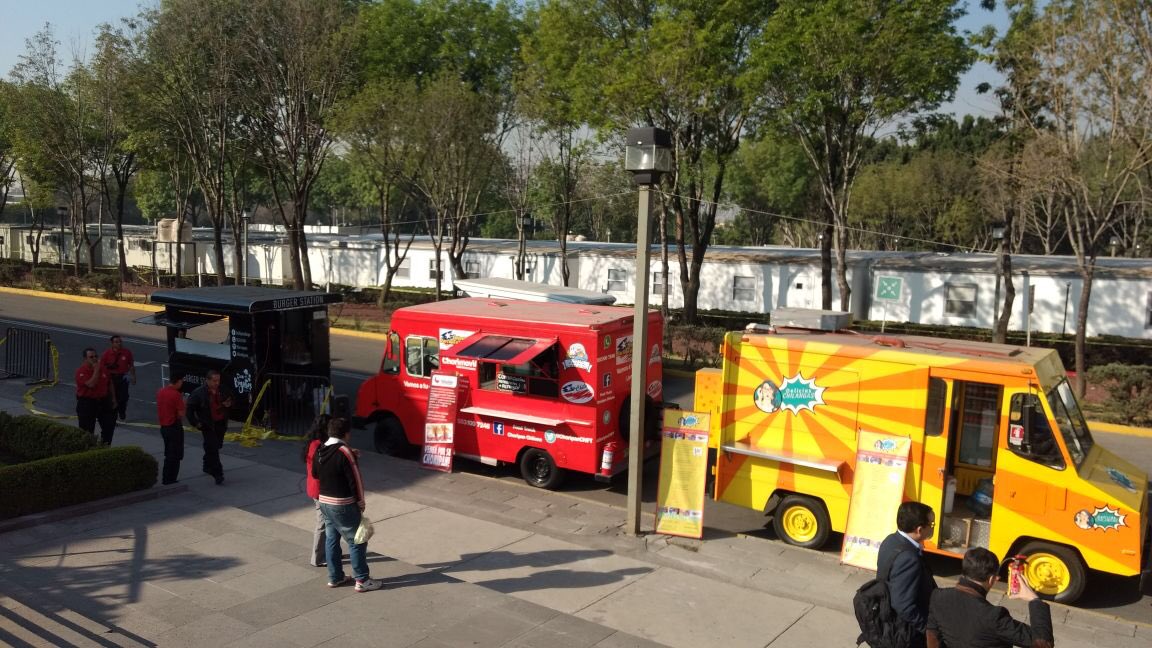 FoodtrucksDF's tweet photo. #FelizJueves a todos !! y HOY!! En nuestra Segunda #ZonaDeFoodTrucks OFICIAL☑️ Alterna en: @Mx_Diputados #EnSanLazaro los #FoodTrucks Presentes!! #Congresmun #Congresmun2018 para deleite de los asistentes, son vía: #FoodTrucksDF #CDMX #Mexico 👊🏻 https://t.co/zRTLoUR0RS