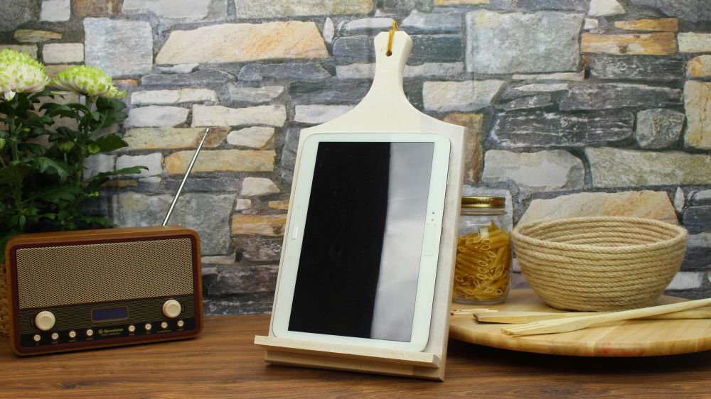 home_stylish's tweet photo. DIY From Cutting Board to Tablet Holder - Home Decorating Trends - Homedit #DIY #homedecor https://t.co/6hb3nKdOVO https://t.co/ybkJjkvO22