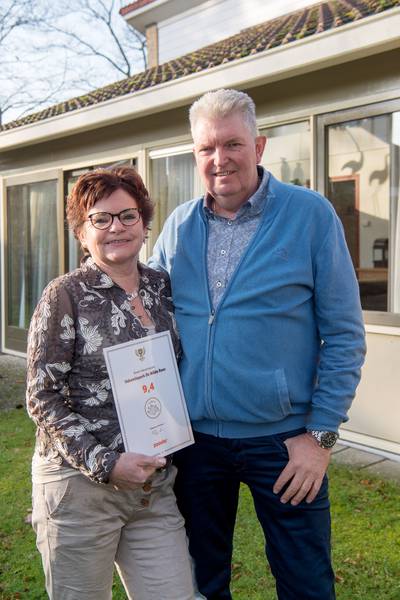 ds_Hardenberg's tweet photo. Zoover Award beloning voor gastvrijheid bungalowpark in Ommen: Bungalowpark De Wilde Roos in Ommen is derde van Nederland geworden in de categorie bungalowparken bij de Zoover Awards. Met gemiddeld een 9,4 als beoordeling moesten ze twee andere… https://t.co/nFGPC71lja https://t.co/9GuceFc9gX