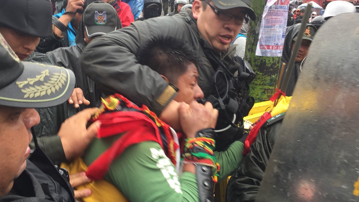 grupoeldeber's tweet photo. [EN IMÁGENES] Las fotografías que dejan las protestas y la represión policial en La Paz durante el paso del #Dakar2018, #Bolivia https://t.co/ZOPFqUJ3KT