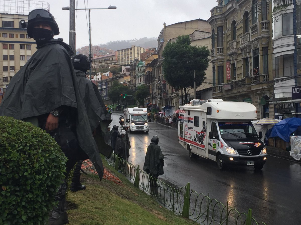 grupoeldeber's tweet photo. [EN IMÁGENES] Las fotografías que dejan las protestas y la represión policial en La Paz durante el paso del #Dakar2018, #Bolivia https://t.co/ZOPFqUJ3KT