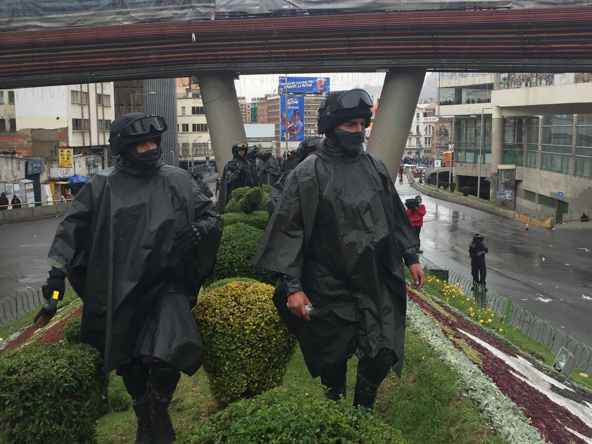 grupoeldeber's tweet photo. [EN IMÁGENES] Las fotografías que dejan las protestas y la represión policial en La Paz durante el paso del #Dakar2018, #Bolivia https://t.co/ZOPFqUJ3KT