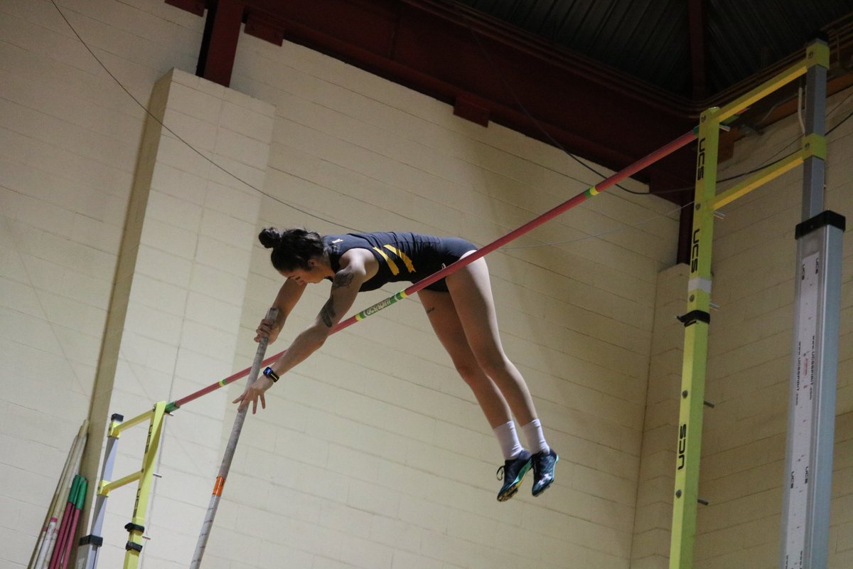 GoShockersTFXC's tweet photo. .@AlesaF wins the women's pole vault clearing 3.86m/12-8, and unattached @emiillyyy__ finishes second 3.56m/11-8. #watchus https://t.co/KV0pSw8nPn