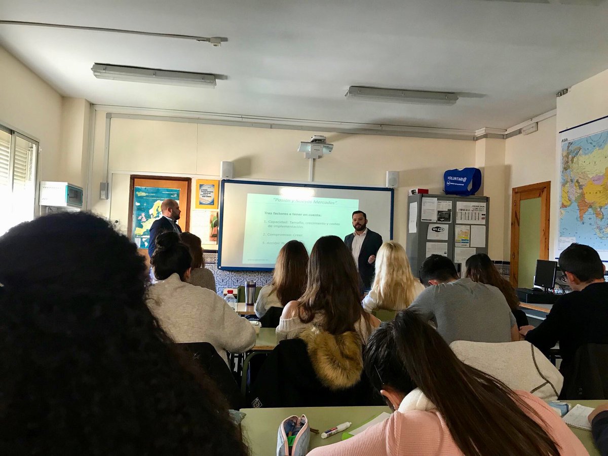 JMLanzaPV's tweet photo. 😁He vuelto al instituto😜
Tratar de enseñar algo, compartir el conocimiento creado o adquirido debe ser siempre una apasionante y gratificante labor a la vez que una gran responsabilidad. 
Hoy he disfrutado con los alumnos del Grado Superior de Comercio Internacional #SanamarFP https://t.co/ZPmCPo4Rpt