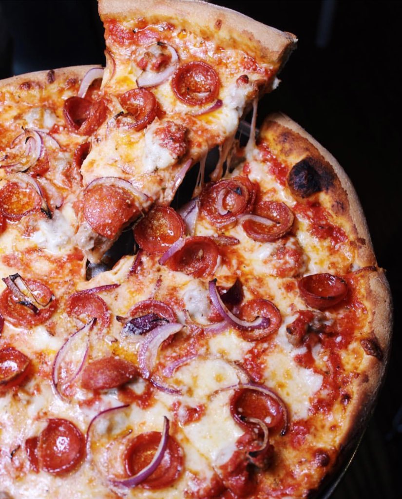 Who else wants to get in on this perfect cheese pull moment? 📸: <a href="/sistersnacking/">Sistersnacking</a>