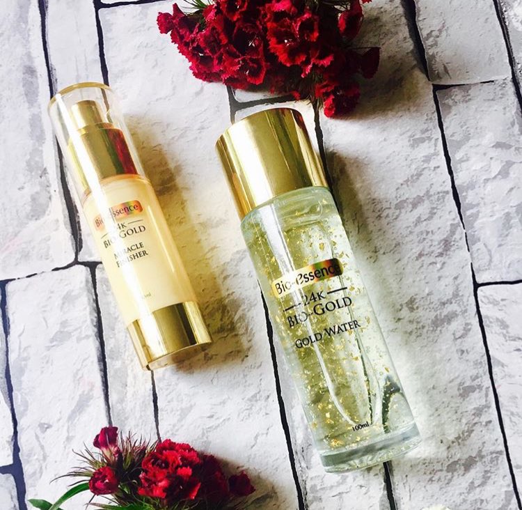bioessenceuk's tweet photo. 'The Miracle Finisher is a primer, it smooths skin and has a matte finish but at the same time leaves your face soft and glowy?! I’m not quite sure how it does this but I love it! - 📸@PaleGrlRambling https://t.co/yQ6syvqvrr