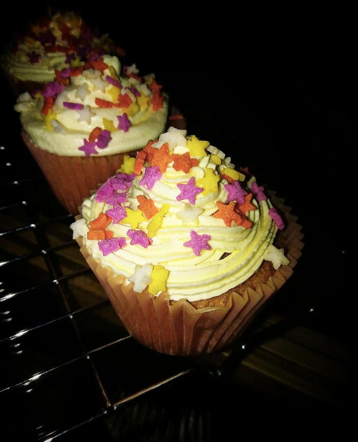 JoshyBennett's tweet photo. First attempt at cupcakes! Slowing learning how to pipe! Vanilla buttercream and a dash of sprinkles! #cupcakes #baking #GBBO #selftaught #buttercream #sprinkles #beginner #Baker #bakerboybennett https://t.co/NFDqNEGkev