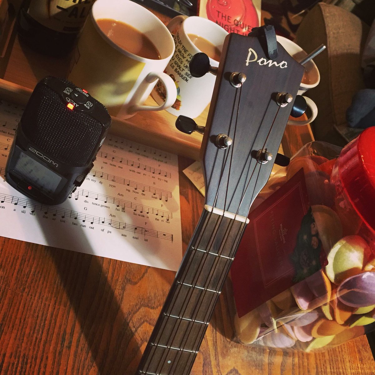 SignofaTeaspoon's tweet image. Practice night. We’ve done the beer and now we’re onto tea and flying saucers. #ukulele #flyingsaucerstastelikecardboard