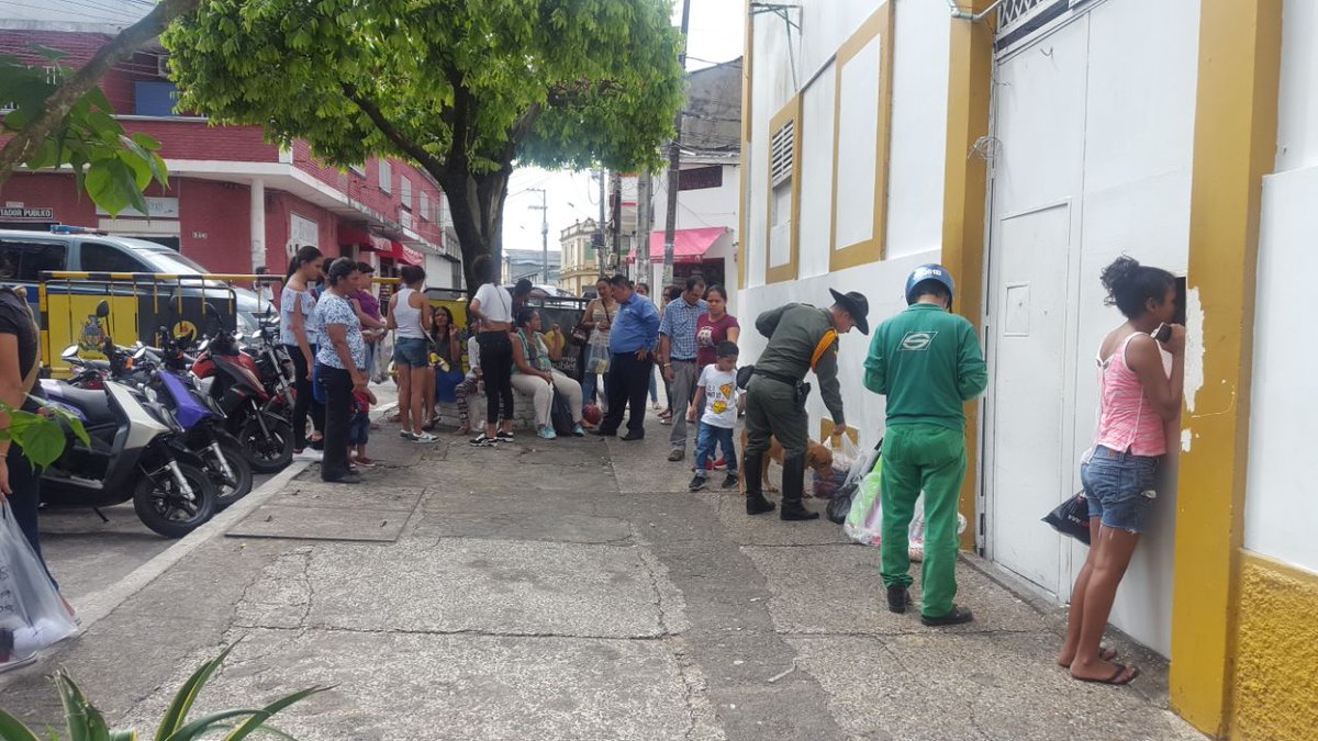 PoliciaDEMAM's tweet photo. El grupo @CarabinerosCol en compañía de la canina 🐶 #Dashua realizan planes de prevención y control en contra del trafico de estupefacientes en las principales empresas de mensajería, cargas, encomiendas y terminales de transportes #PorUnaBarrancabermejaSeguraYEnPAz https://t.co/HEqFNET0NC