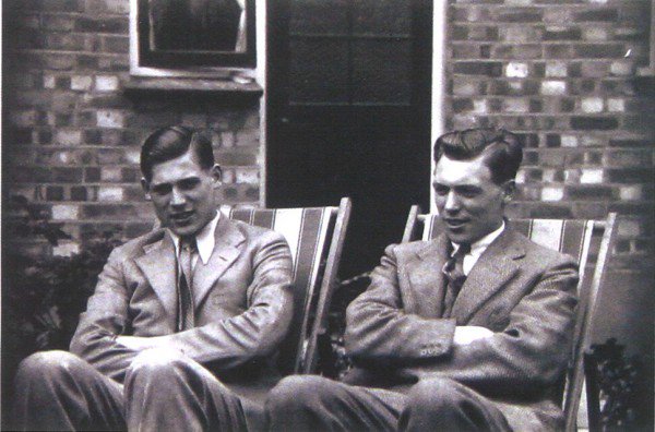 alton_benes's tweet photo. @EastLondonGroup @dEEN1cKers0n @SalfordMuseum Harold Steggles (1911-71) and his brother Walter (1908–1997) https://t.co/3gWZ9wQa9V