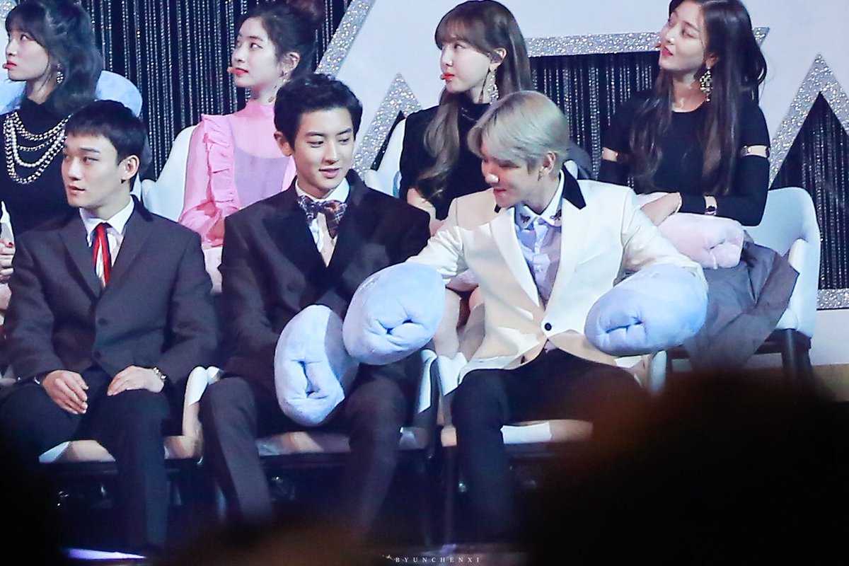 bestofchanbaek's tweet photo. 180111 GDA 

cr. byunchenxi0506 https://t.co/OXuRSBUiQe