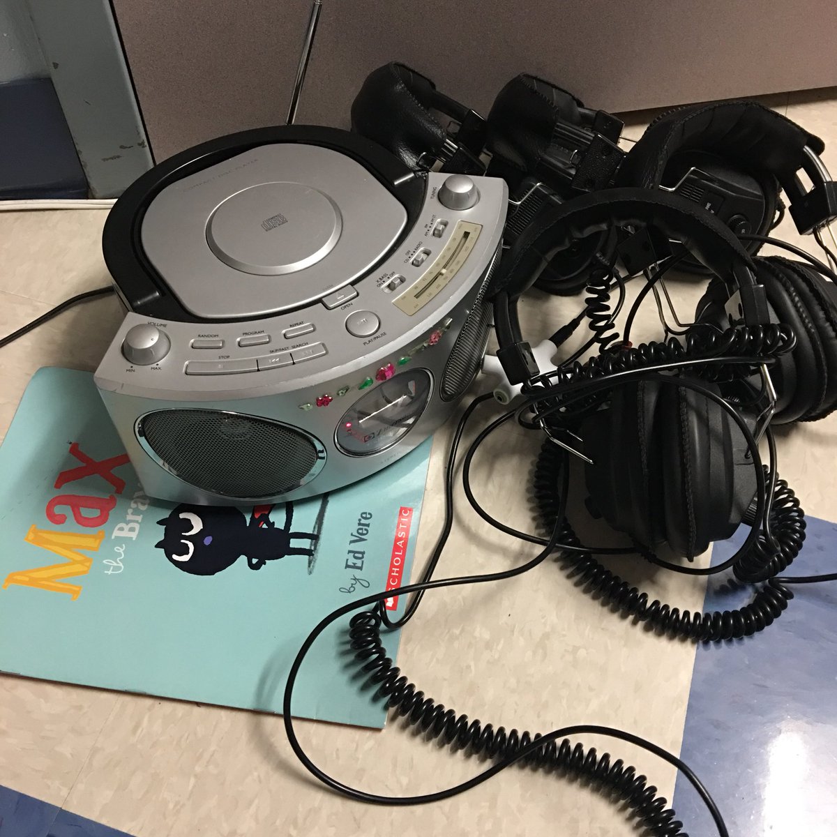 MrsHAlvarez's tweet photo. Hey @SarahOgden4 & @SAtechieteacher! My โค๏ธ part of my classroom (students aside) would have 2 me my math and ๐ centers! Specifically my ๐ง 2 reading center! I have Tapes, ๐, old ๐ฑ& QR codes but I โค๏ธmy interactive @Symbaloo #learningpaths #9weektechchallenge #neisditech https://t.co/g0QWplyQP6