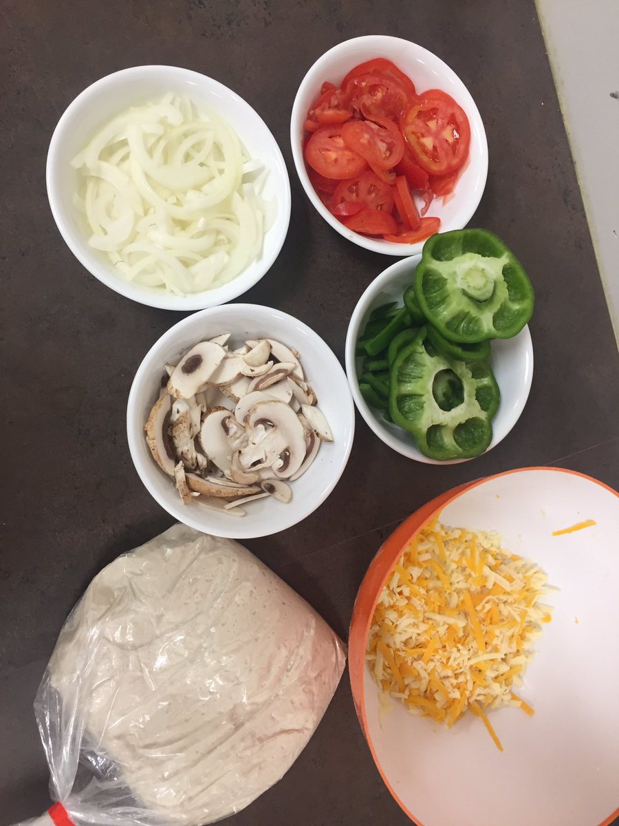msmjhowell's tweet photo. Cooking class tonight in the Hub! @MajorBallachey #foodprep #properfoodhandling #delicious https://t.co/QBCauX1rH9