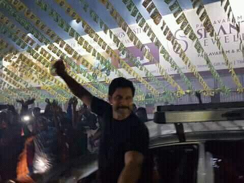 Kollywood_Area's tweet image. .#ChiyaanVikram at @VettriTheatres for #SketchFdfs #Sketchpongal #SKetchFromToday 😊🤙🤙!

@vijayfilmaker @MusicThaman @theVcreations @RIAZtheboss @proyuvraaj !