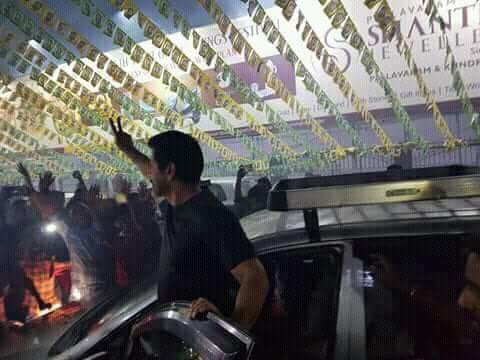 Kollywood_Area's tweet image. .#ChiyaanVikram at @VettriTheatres for #SketchFdfs #Sketchpongal #SKetchFromToday 😊🤙🤙!

@vijayfilmaker @MusicThaman @theVcreations @RIAZtheboss @proyuvraaj !