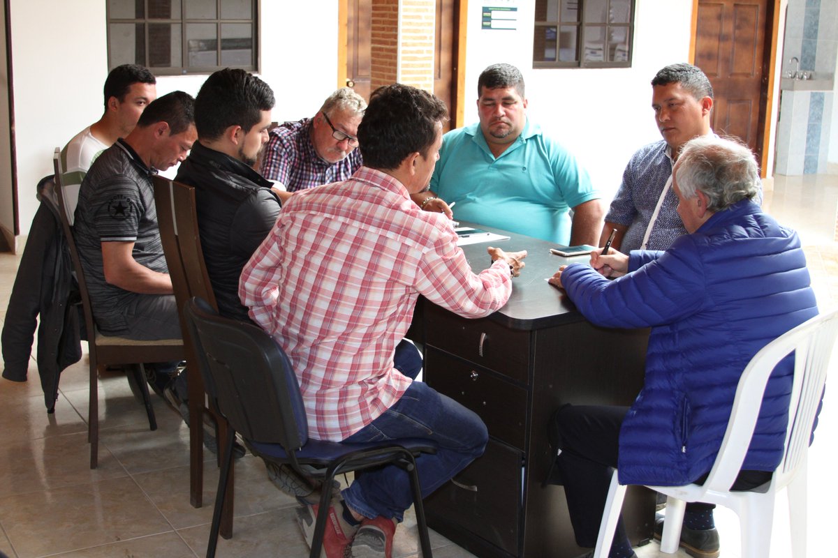 GranPactoSocial's tweet photo. César Díaz, consultor de #Fedemunicipios para la Red de Municipios Mineros de Colombia, en reunión con Hugo Lizcano, Alcalde de #California, Fabio Maldonado ,Coordinador del Gran Pacto Social de California #GPS y miembros del equipo de Coexistencia Minera #MineríaBienHecha https://t.co/JxTxPbMsaX