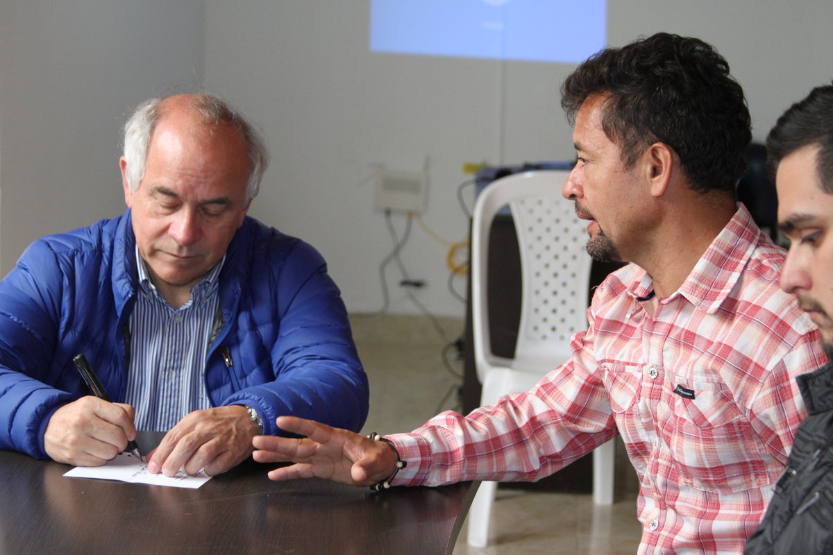 GranPactoSocial's tweet photo. César Díaz, consultor de #Fedemunicipios para la Red de Municipios Mineros de Colombia, en reunión con Hugo Lizcano, Alcalde de #California, Fabio Maldonado ,Coordinador del Gran Pacto Social de California #GPS y miembros del equipo de Coexistencia Minera #MineríaBienHecha https://t.co/JxTxPbMsaX