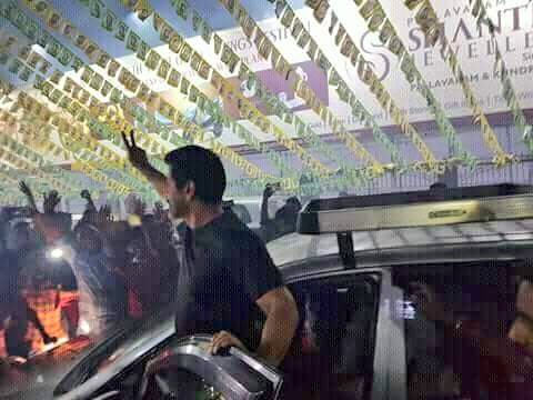 CineTimee's tweet image. #Chiyaan #Vikram At @VettriTheatres For #SketchFDFS !
@theVcreations ! @vijayfilmaker ! @RIAZtheboss !
#CineTimee !