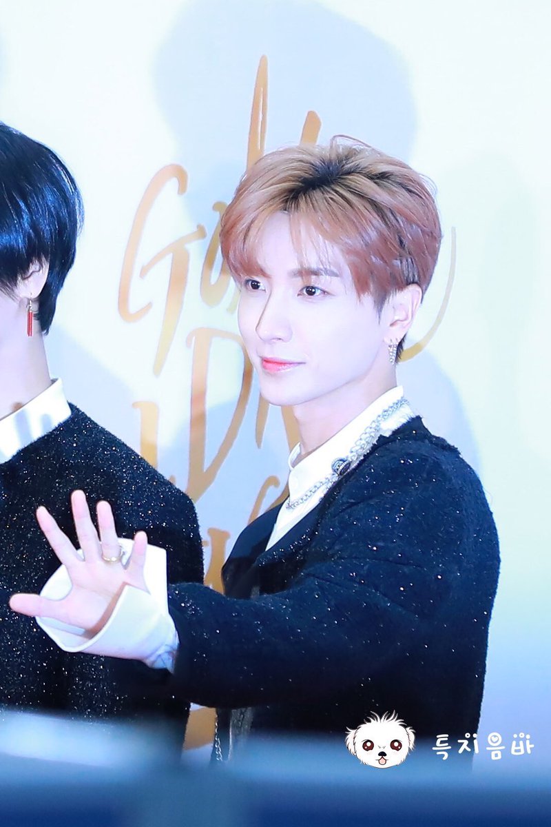 13elieveSG's tweet photo. [HQ PIC] 180111 ‘Golden Disc Awards’ Red Carpet - Leader Teuk is shining brightly~ So stunning! [4P] (Cr:@teukzhiyinbar) https://t.co/DyBC1iT9wH