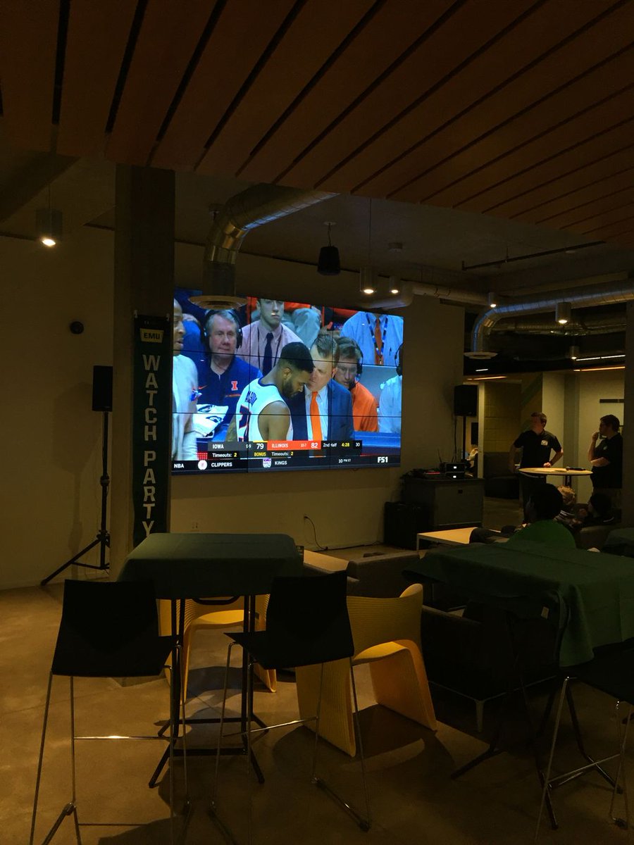 emgessentials's tweet image. No plans? Come cheer on your Ducks at the EMU right now! Free pizza, beverages, and prizes🏀