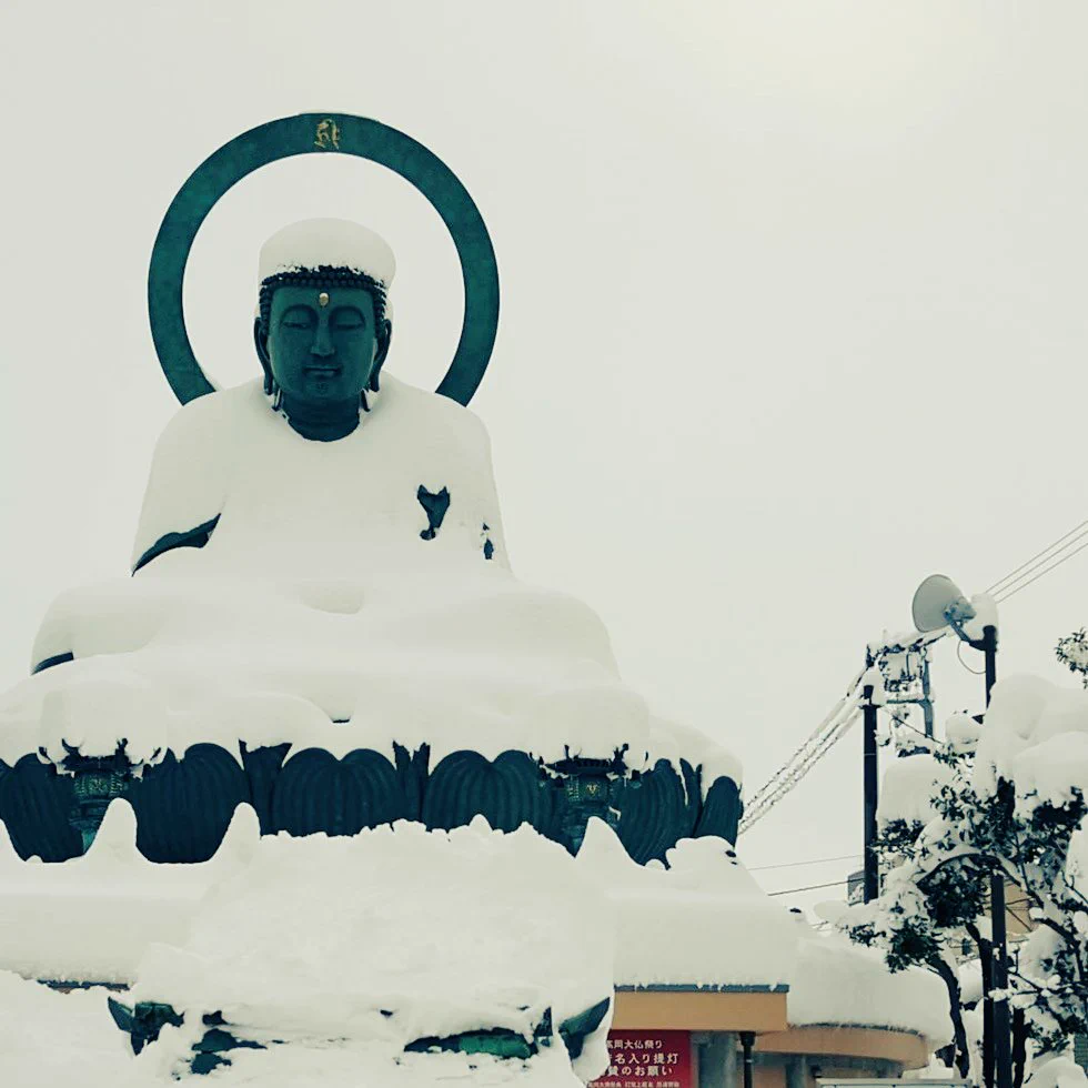 「大仏が給食当番してる」雪化粧の大仏様に息子が放った一言に爆笑ｗｗｗ