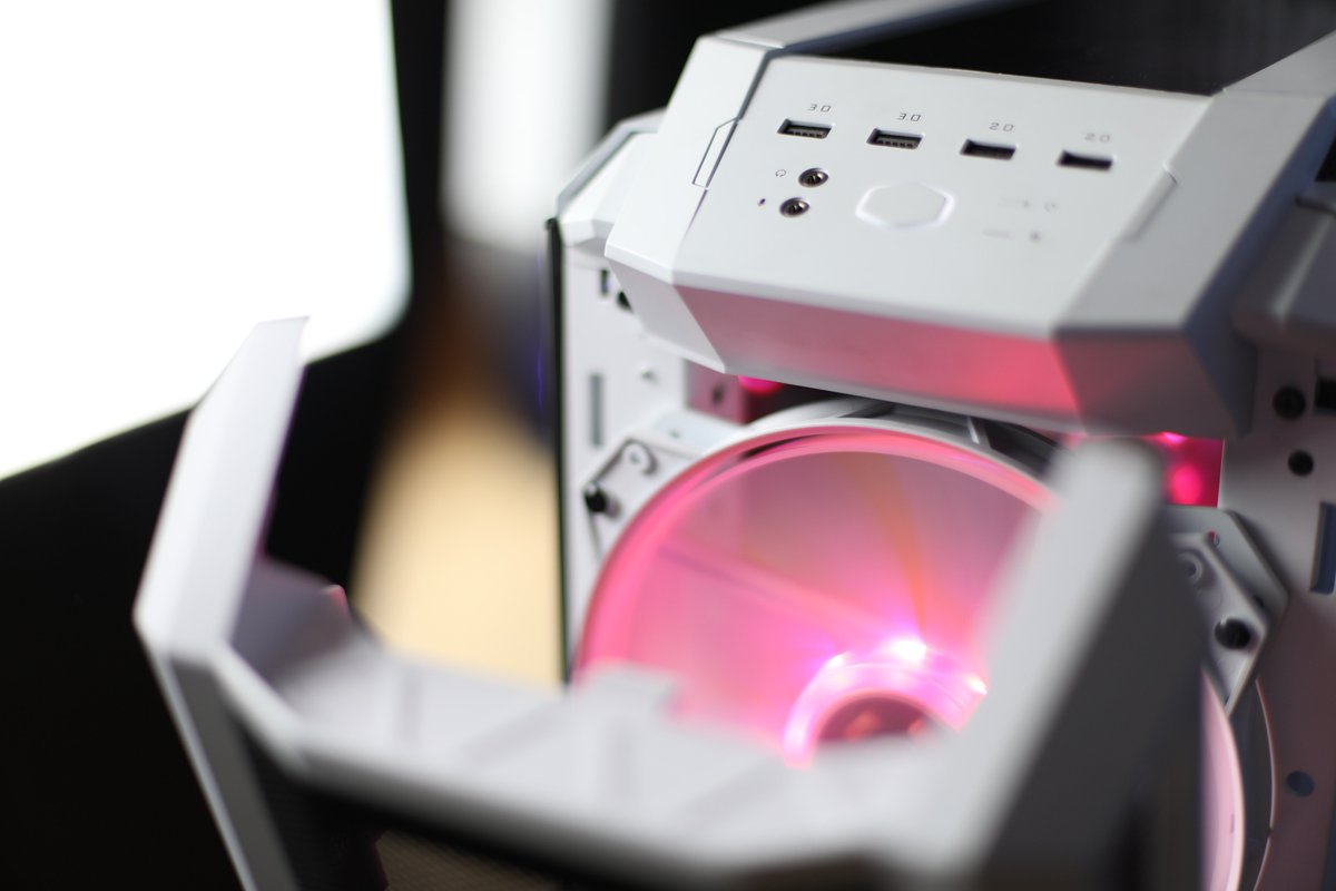 CoolerMaster's tweet photo. H500P White Mesh: It's about to get cooler in here...
#CMCES2018 #CMLV2018 https://t.co/Mrl0GXqAEw