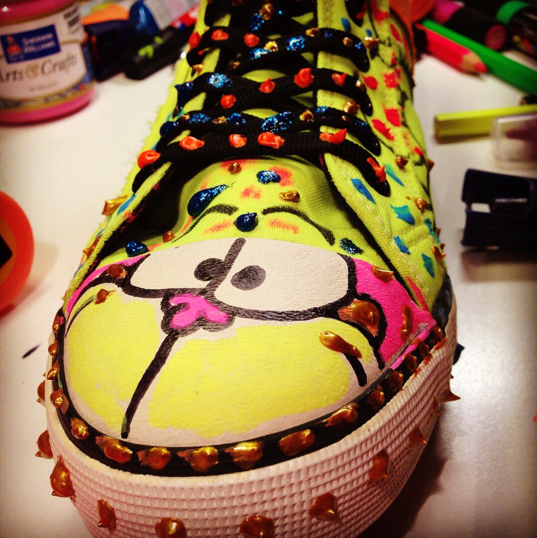 Nikgaturro's tweet photo. Qué te parecen mis zapatillas de Gaturro intervenidas a mano?? 😃😬🤪Dale Like y RT, las sorteamos y si son de tu talle aprox, te las llevas!! Vamos!!! https://t.co/ZPfdRo7qrg