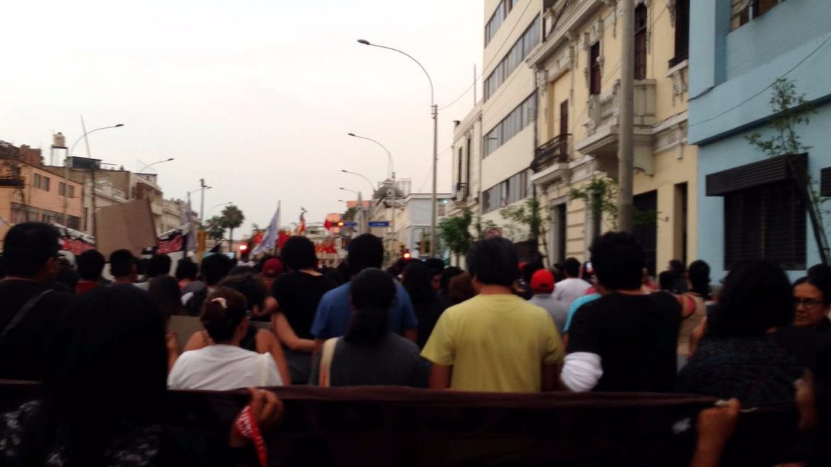 PeruRebelde's tweet photo. ★ H O Y | E S | D Í A | D E | M A R C H A ★ 
Gente concentrada en el #CampoDeMarte se dirige por la Av. Guzman Blanco en el centro de Lima https://t.co/pZcIrgu43B