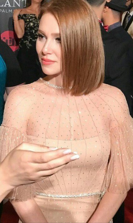 minsetdz's tweet photo. الفستان عليها يفتتتتن😭 حرفيا طالعة حريققققه 🔥
#elçinsangu https://t.co/qpeafUbeWM