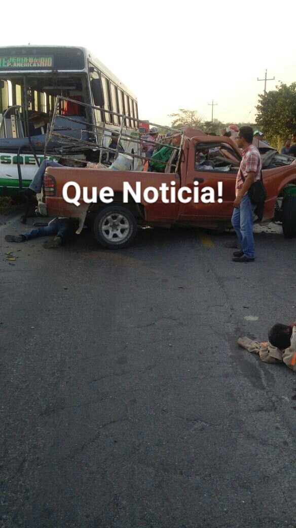 QueNoticiaVer's tweet photo. Choque a la altura del Pando 6 muertos hasta el momento!
Una camioneta con aproximadamente 10 trabajadores se impacto contra un camión SAETA  a la altura de la comunidad de el PANDO,  el conductor de la camioneta esta prensado. @HugoGallardoSG @enteratver @FYunesMarquez https://t.co/jih0cbwb0b