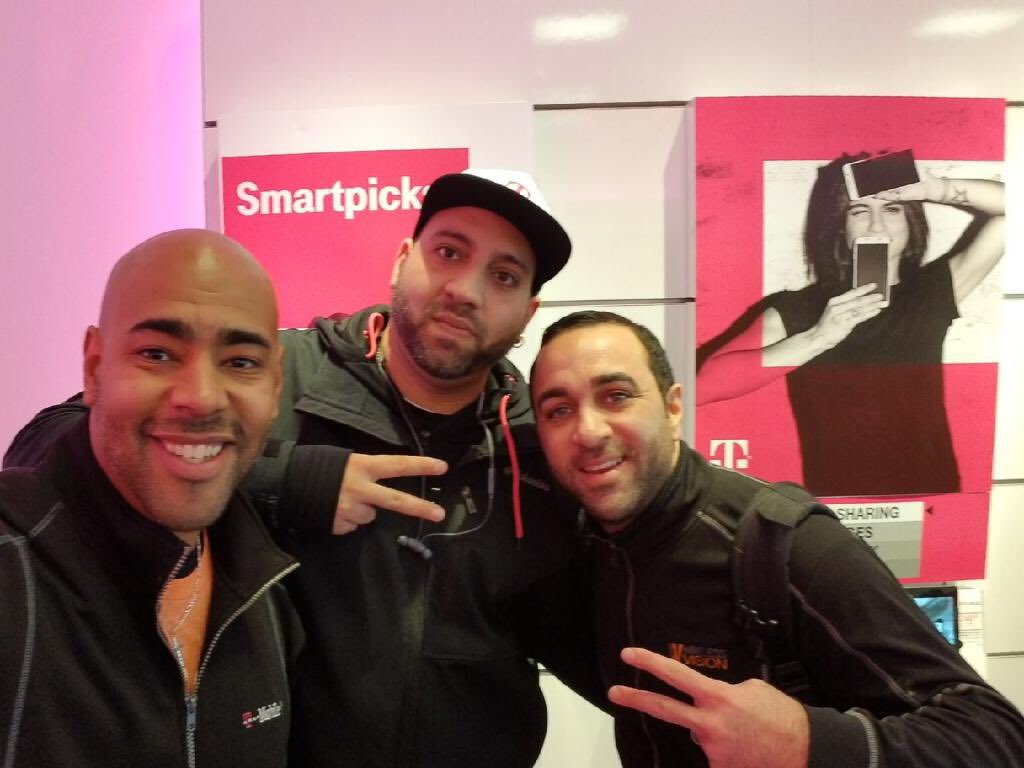 Got to hang with the legendary <a href="/leithsawa/">Leith Sawa</a> and the extraordinary <a href="/WVKANSASCITY/">Earl</a> today! Great day with great partners! <a href="/WirelessVision/">Wireless Vision</a> @chris_tmobile <a href="/sbratto88/">Sam Bratton</a> #bestteamever
