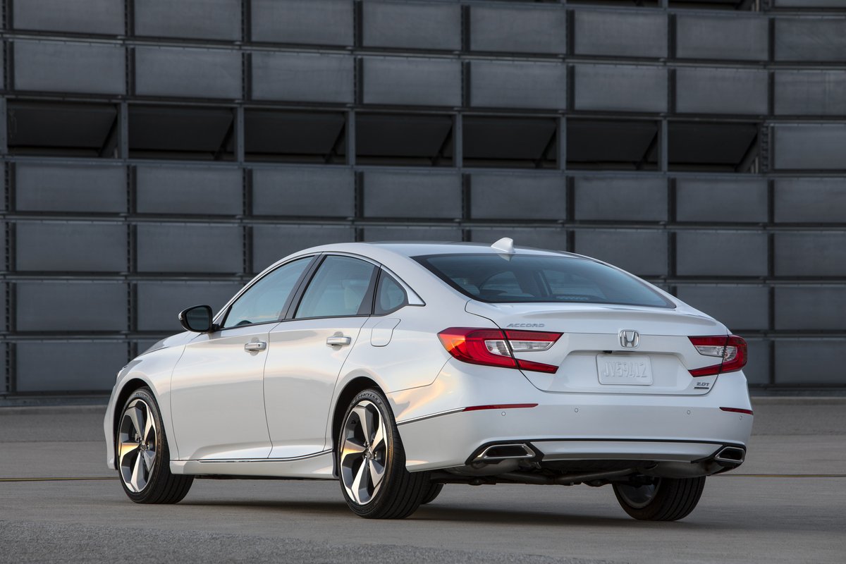 simple_lease's tweet photo. HONDA anuncia el NUEVO #ACCORD2018, de entrada tendrán el 1.5 lts/T 192 hp. Para las versiones tope recurrirá a un 2.0 litros cuatro cilindros 252 hp, además de reemplazar al V6 del modelo actual, unido a la transmisión automática de 10 velocidades. Pídelo en #ArrendamientoPuro https://t.co/OrDWi8nxUw
