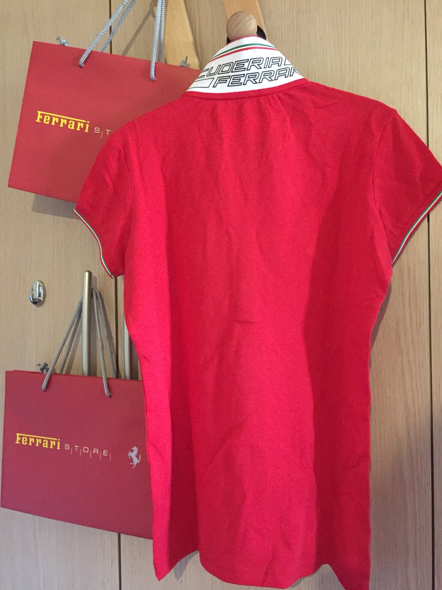 nieke_aereta's tweet photo. Lanjut Bongkaran hasil buruan ke Ferrari Official #FerrariModenaItaly ,siapa tau bikin keringetan๐ Ini punyaki pribadi. T-Shirt Scuderia Ferrari Black and Red. Size XS. Tinggal pake manset kerah tinggi, trus pake kulot atau celananya roknya Zaskia Mecca. Gorgeous๐๐ https://t.co/bDza7ULQh5