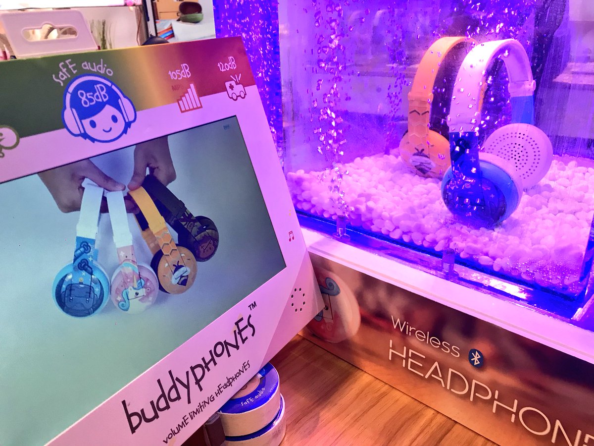 onanoff's tweet image. #BuddyPhones - Waterproof. Wireless. And designed to help kids learn. #CES2018 #safeaudio #tech #education
