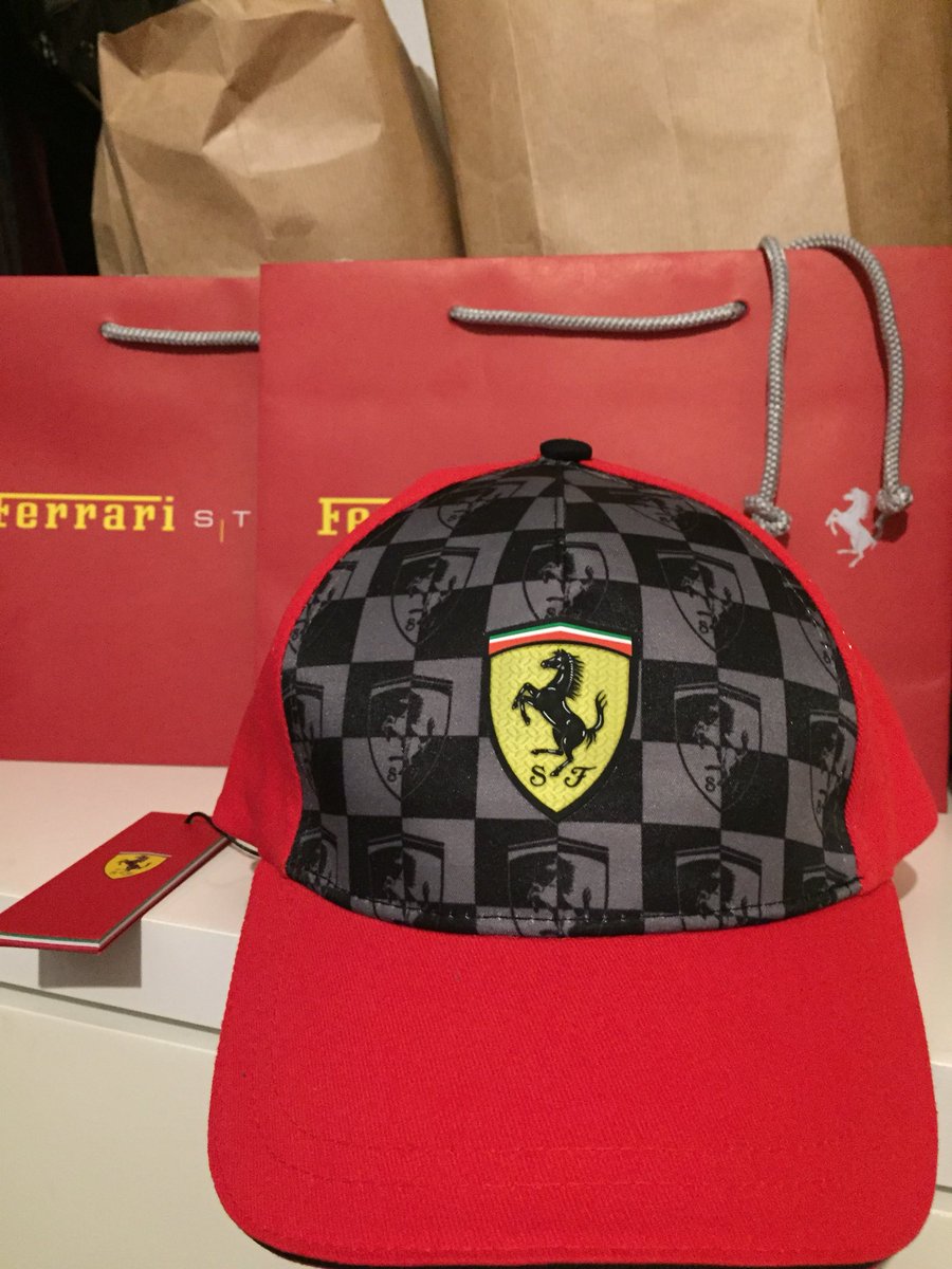 nieke_aereta's tweet photo. 53) Aku jg borong topi Scuderia Ferrari di #FerrariModenaItaly untuk oleh2 aku plg ke Jkt nanti. Buat kakak adik krn aku 5 bersaudara semuanya laki-laki. Bahagianya mereka punya adik/kakak yg selalu ingat beli oleh2 terbaik saat tiap mudik๐๐ https://t.co/HZPMDcV4qN