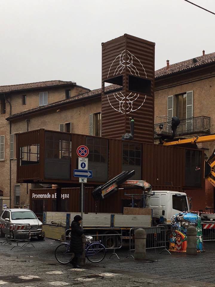 Vengono cancellati i murales degli studenti in quanto degrado poi si monta una sorta di osceno lager con torretta di guardia. Ignoranza incompetenza arroganza della Junta comunale #PiazzaVerdi #Bologna