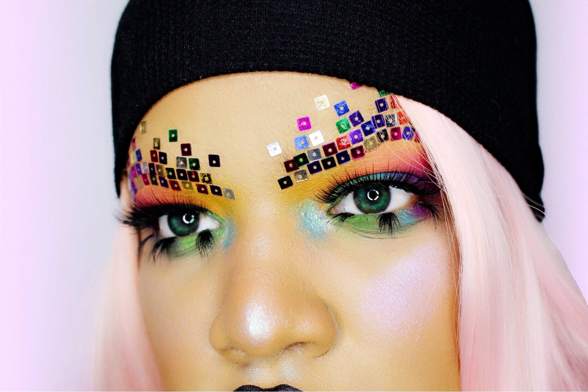 everydaygia's tweet photo. 👾 DAY FOUR OF #ArtistAppreciationWeek 👾

Holy fuck. Maria really steps out of the box with every look she does. Thanks to @beatbymaria , I’m constantly stepping outside of my comfort zone to be more creative. I really hope I did your #TETRISBROWS justice! I love you so much! https://t.co/EYpyxSR3t5