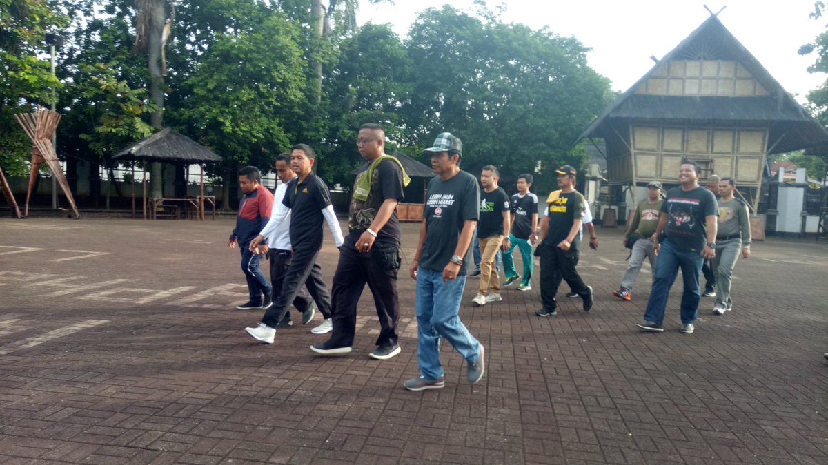 SatpolppPwk's tweet photo. @DediMulyadi71 @Koes59 Jumat sehat,,, kasatpol berolahraga di taman pasanggrahan padjadjaran https://t.co/zbJaZhPfeq