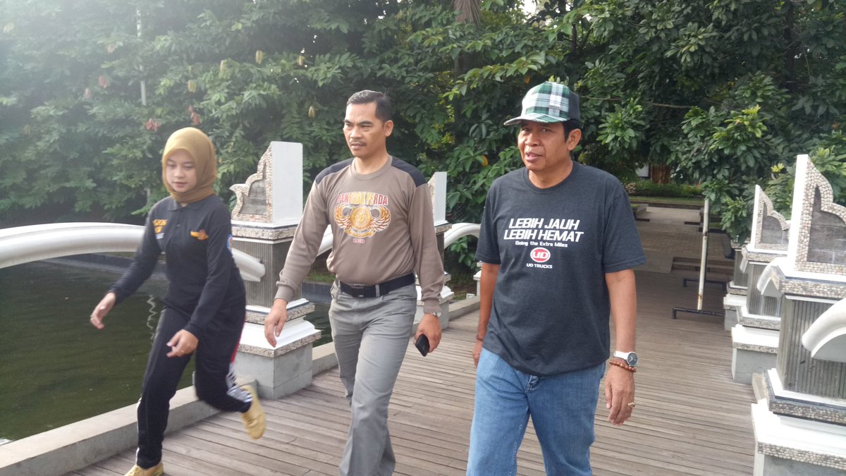 SatpolppPwk's tweet photo. @DediMulyadi71 @Koes59 Jumat sehat,,, kasatpol berolahraga di taman pasanggrahan padjadjaran https://t.co/zbJaZhPfeq