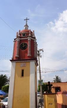 Cuauhtemoc_1521's tweet photo. Me encuentro impactado. 
Me entero que en #Puebla tiraron la torre del reloj de Sta María #Tonanzintla que tenía mas de 300 años de antigüedad. Me pregunto ¿con qué propósito?Así merman el esplendor de una joya del barroco indígena. Me ayudan a difundir con #RT ? 
@jenarovillamil https://t.co/AWUDbajygg