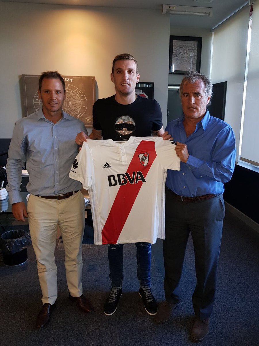 pulpoarmani's tweet photo. Oficialmente jugador del club más grande de América: el Club Atlético River Plate. https://t.co/ZjtD0Bx2zZ