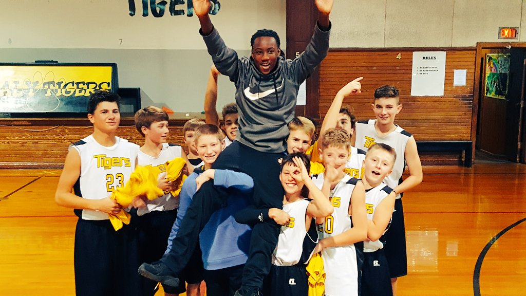 gayleydeemom3's tweet photo. When you win for your former teammate who came to watch! 🐯🏀❤ #PJD #7thGold #SealyJH #TigerBasketball #SweetD https://t.co/NxeDl7F28C