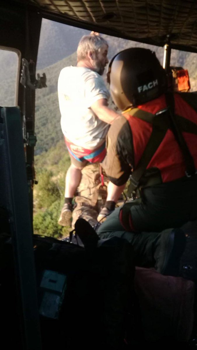 FACh_Chile's tweet photo. Esta tarde helicóptero UH-1H #FACh realizó operativo de rescate junto a un equipo PARASAR (paracaidismo de búsqueda y rescate), a piloto de planeador estrellado en sector de Las Vizcachas. El ciudadano alemán fue encontrado consciente y llevado a Posta Central https://t.co/6UGBvbSbA5