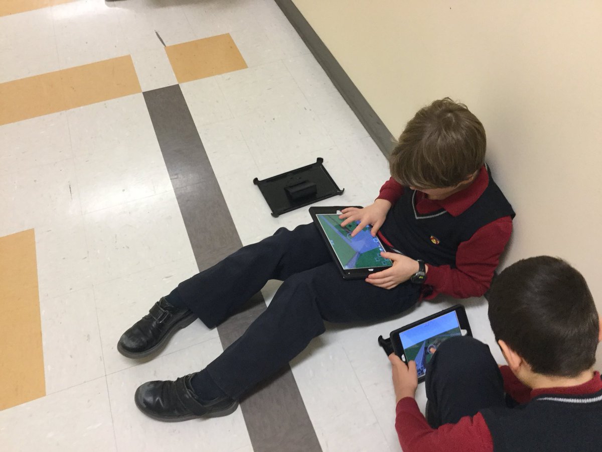 kat_mme's tweet photo. Quand on fait du #Minecraft, apprendre prend un autre sens! Engagement des élèves x 1000!!!! https://t.co/pr5d3ehUKV